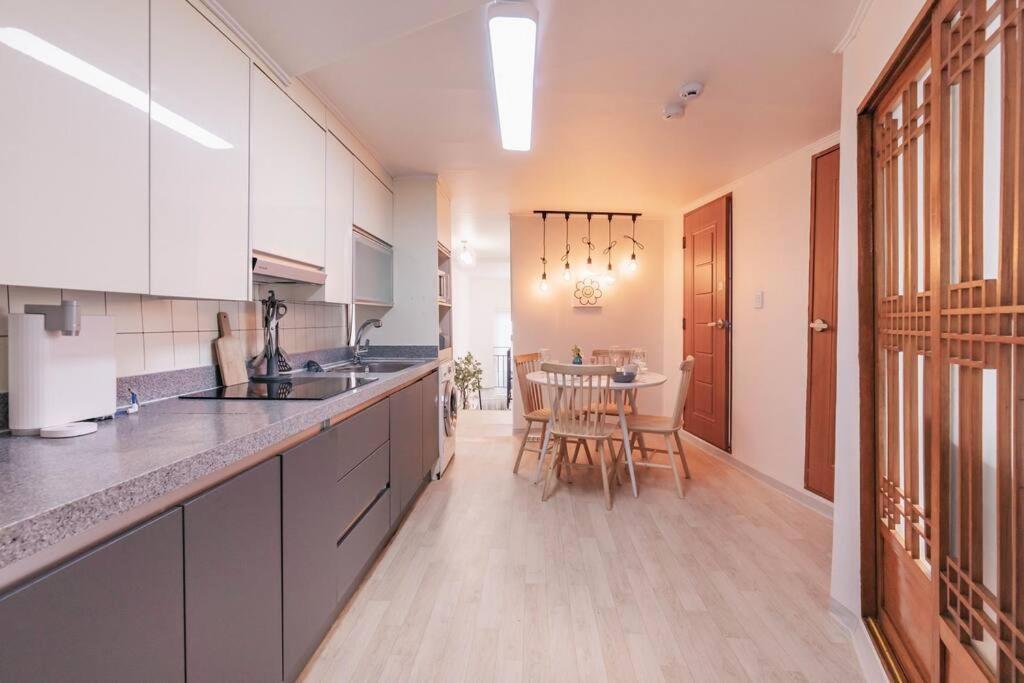 Namsan Tower View - Duplex, 3 2 Bathrooms Villa